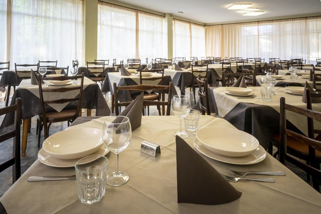 Hotel Mamy Ріміні Екстер'єр фото